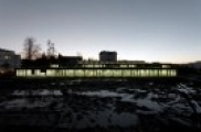 Universität St.Gallen, Neubau Sporthalle, Aussenansicht in der Nacht